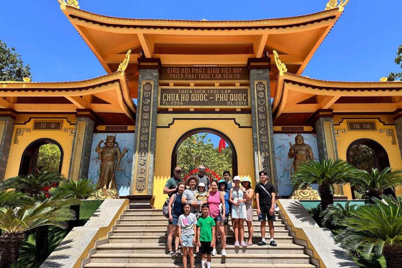 Ho Quoc pagodasi darvozasi oldidagi mehmonlar