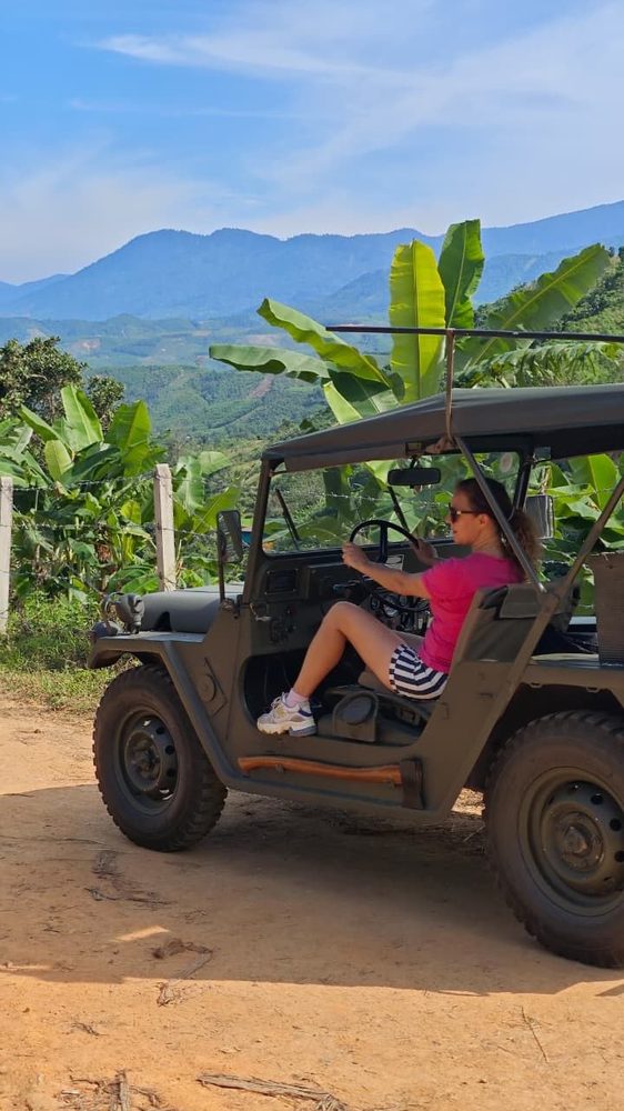Nữ du khách lái jeep mui trần