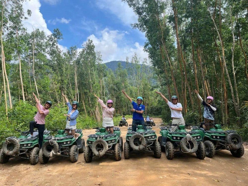 Khách bên ATV trên đường rừng