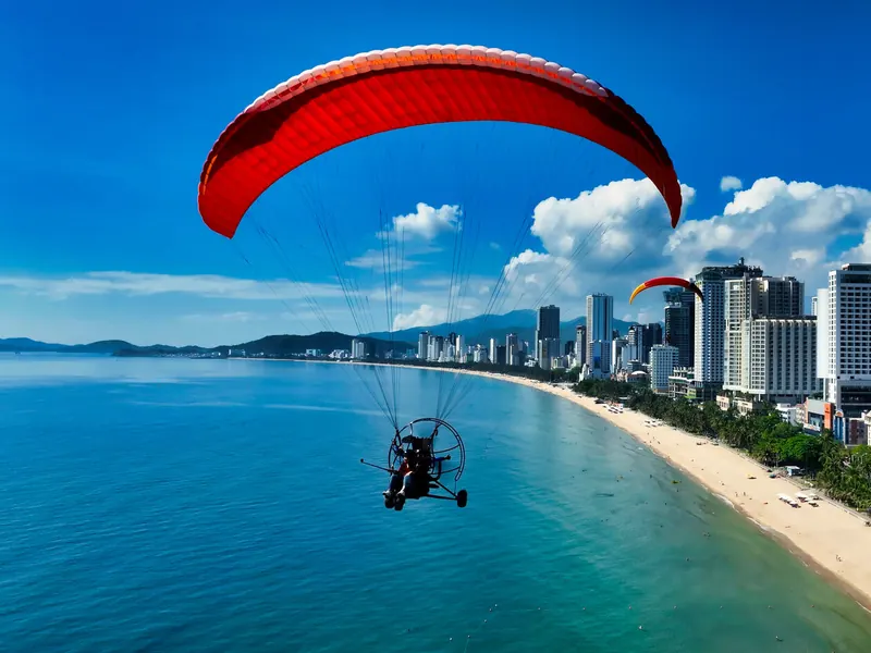 Dù lượn có động cơ trên bãi biển Nha Trang